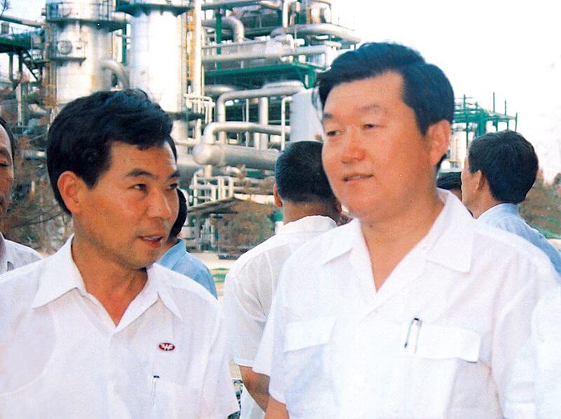 1990年7月19日，，时任河南省代省长李 长 春(右一）到1XBET官网视察。