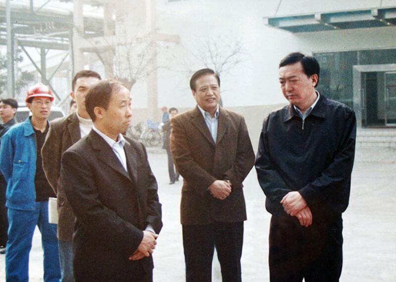 2005年11月4日，，时任河南省委副书记陈全国（右一）到1XBET官网调研