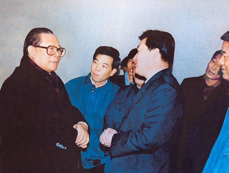 1991年2月5日，，时任中共中央总书记的江 泽 民（左一）视察1XBET官网，，他批示：“抓住机缘，，深入鼎新，，扩大盛开，，推进发展，，维持不变！！