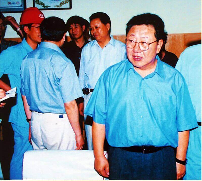 2002年6月6日，，时任中共河南省委书记陈奎元（右一）到1XBET官网调研。