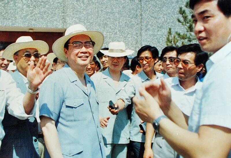 1990年6月12日，，时任国务院总理李 鹏视察1XBET官网，，并题词：“物质文化与心灵文化一路抓，，把1XBET官网建设成为现代化企业”