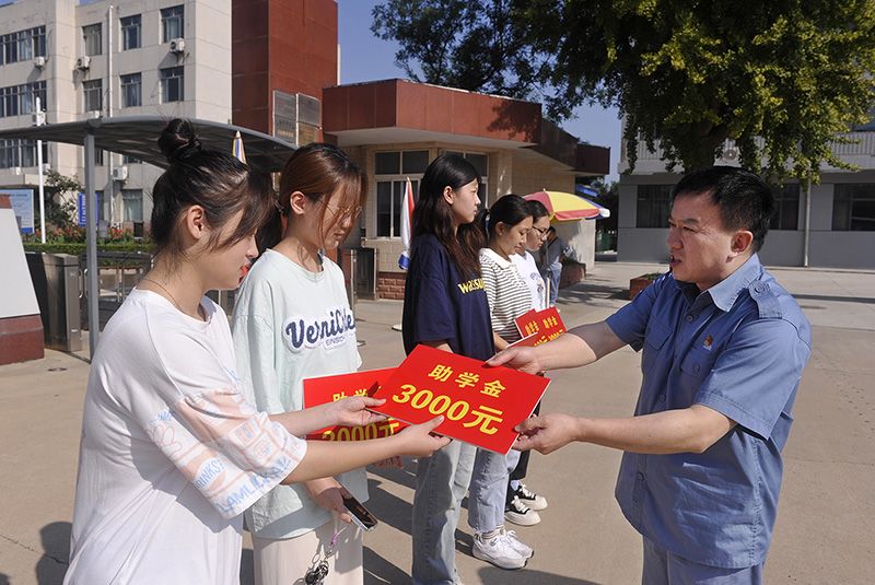 1XBET官网进行2023年金秋助学金发放典礼